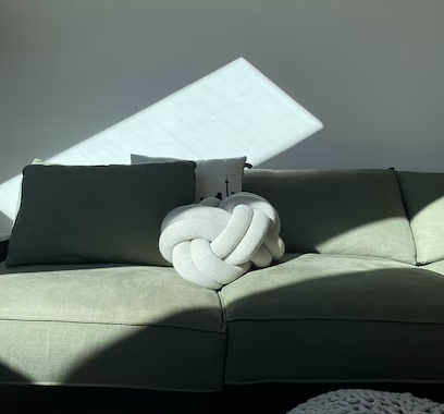 Este departamento japandi con toques mid-century es pura elegancia